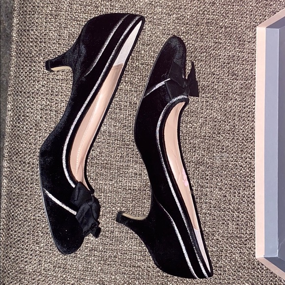 Tahari Velvet Pump - Picture 2 of 5